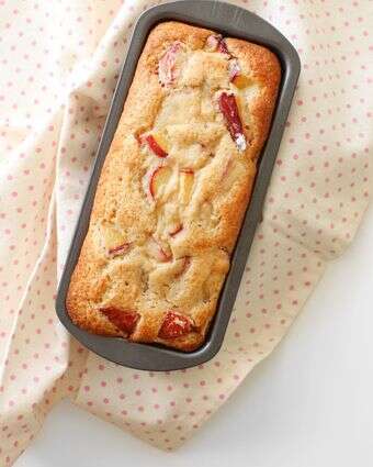 עוגת שזיפים רכה עם נגיעת שקדים | אפרת ליכטנשטט