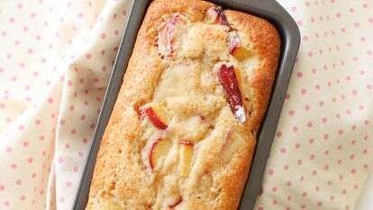 עוגת שזיפים רכה עם נגיעת שקדים | אפרת ליכטנשטט עוגת שזיפים רכה עם נגיעת שקדים | אפרת ליכטנשטט