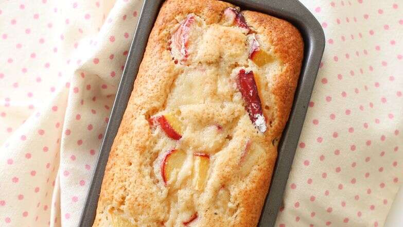 עוגת שזיפים רכה עם נגיעת שקדים | אפרת ליכטנשטט