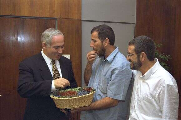 בר־לב (מימין) ואלי מלכה עם נתניהו, 1996 | אבי אוחיון, לע"מ