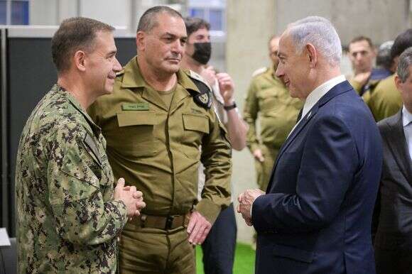 נתניהו וזמיר עם אדמירל קופר בבסיס האמריקני בקריית־גת, אוקטובר 2025 | מעיין טואף, לע"מ