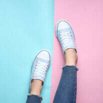 הסניקרס מוסיפות 'טוויסט' רענן למראה הכולל | שאטרסטוק