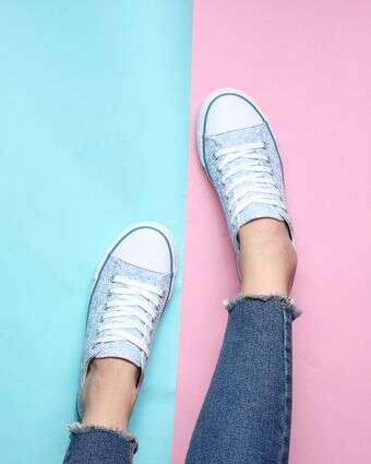 הסניקרס מוסיפות 'טוויסט' רענן למראה הכולל | שאטרסטוק