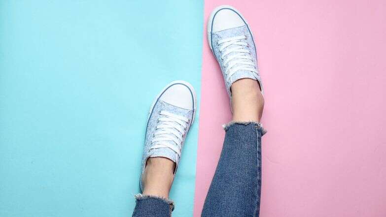 הסניקרס מוסיפות 'טוויסט' רענן למראה הכולל | שאטרסטוק הסניקרס מוסיפות 'טוויסט' רענן למראה הכולל | שאטרסטוק