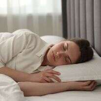 המזרן והכרית הם שני הדברים שאנחנו מלות עליהם שליש מהחיים שלנו | שאטרסטוק