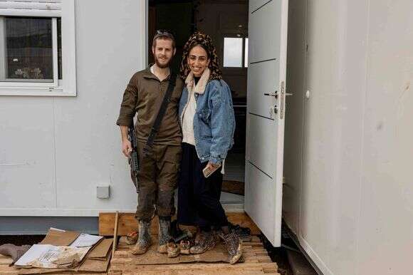 כרמל ואיתן דיאמנט בפתח ביתם | נעמה שטרן