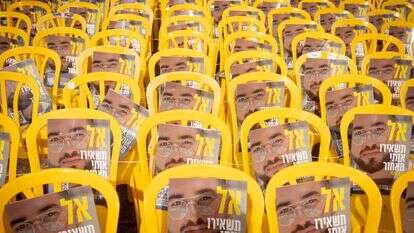 מיזם בכיכר החטופים בת"א שקורא להשבתו של השוטר רני גואילי, החטוף האחרון שגופתו נותרה בעזה | מרים אלסטר, פלאש 90