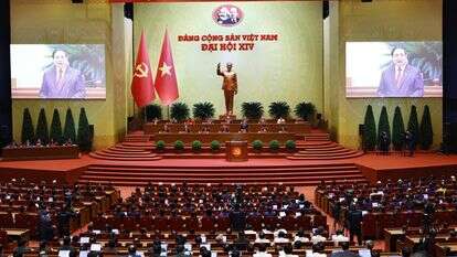 מבט כללי על מושב הסיום של הקונגרס הלאומי ה-14 של המפלגה הקומוניסטית של וייטנאם במרכז הכנסים הלאומי בהאנוי | EPA/סוכנות הידיעות הווייטנאמית מבט כללי על מושב הסיום של הקונגרס הלאומי ה-14 של המפלגה הקומוניסטית של וייטנאם במרכז הכנסים הלאומי בהאנוי | EPA/סוכנות הידיעות הווייטנאמית