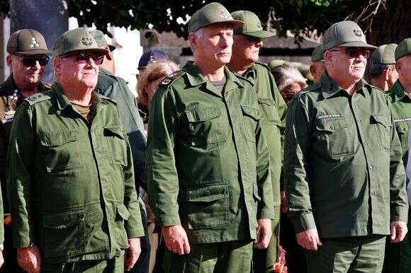 נשיא קובה מיגל דיאז-קאנל (Cמרכז), לצד שר הכוחות המזוינים המהפכניים (FAR) אלוורו לופז מיירה (Nשמאל) ושר הפנים לזארו אלברטו אלוורז קאסאס (מימין) משתתפים בטקס הוקרה בהוואנה, קובה, 16 בינואר 2026 | EPA נשיא קובה מיגל דיאז-קאנל (Cמרכז), לצד שר הכוחות המזוינים המהפכניים (FAR) אלוורו לופז מיירה (Nשמאל) ושר הפנים לזארו אלברטו אלוורז קאסאס (מימין) משתתפים בטקס הוקרה בהוואנה, קובה, 16 בינואר 2026 | EPA