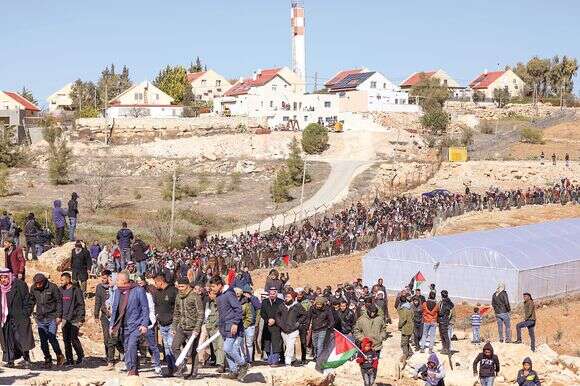 דגלי אש"ף בהלוויתו של אלהדלין, כשברקע היישוב כרמל | אי.פי.איי דגלי אש"ף בהלוויתו של אלהדלין, כשברקע היישוב כרמל | אי.פי.איי