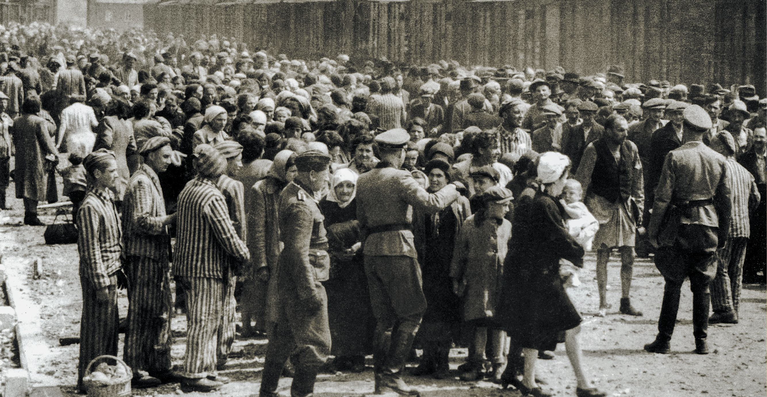 יום העבודה החל בארבע בבוקר. אסירים במחנה ההשמדה אושוויץ | גטי אימג'ס