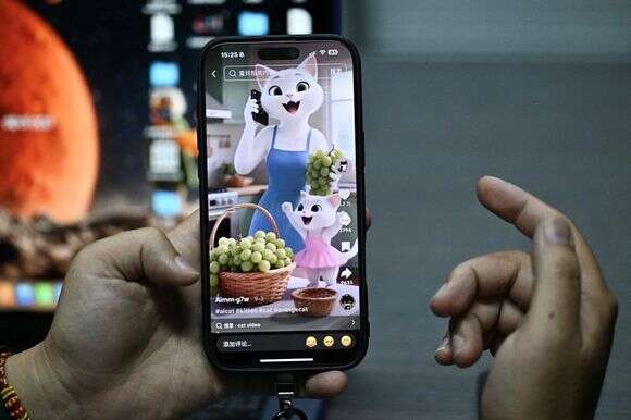 טלפון סלולרי מציג תכנים שנוצרו ע"י AI | פדרו פרדו / AFP