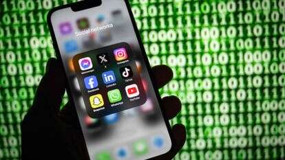 ישומי הרשתות החברתיות העיקריים בטלפון חכם במולהאוס, מזרח צרפת | סבסטיאן בוזון / AFP