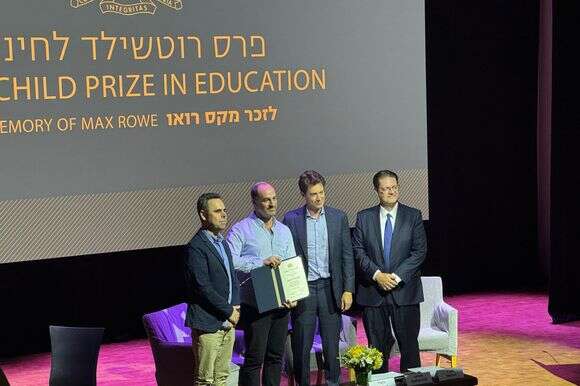 "הרעיון הוא לייצר פרקטיקות שבאמצעותן אנשים ירגישו שרואים אותם". צוריאל (במרכז) מקבל את פרס רוטשילד לחינוך | באדיבות המצולם "הרעיון הוא לייצר פרקטיקות שבאמצעותן אנשים ירגישו שרואים אותם". צוריאל (במרכז) מקבל את פרס רוטשילד לחינוך | באדיבות המצולם