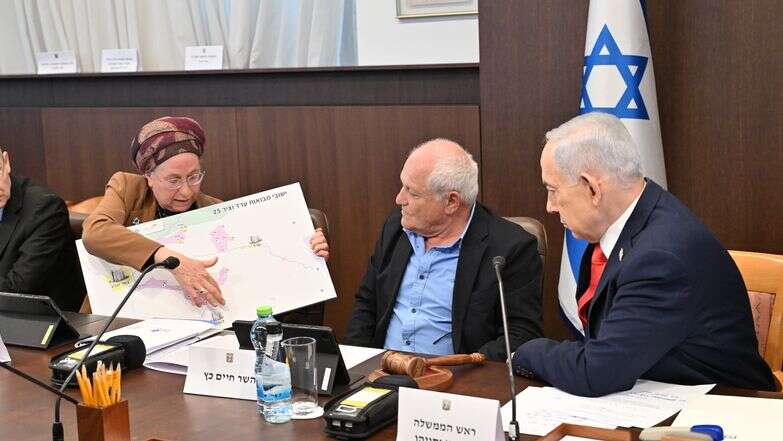 שרת ההתיישבות אורית סטרוק מציגה לראש הממשלה בנימין נתניהו את מפת היישובים החדשים בנגב, היום | קובי גדעון, לע"מ שרת ההתיישבות אורית סטרוק מציגה לראש הממשלה בנימין נתניהו את מפת היישובים החדשים בנגב, היום | קובי גדעון, לע"מ