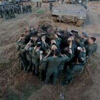 לוחמי גבעתי ברגע של תפילה לפני כניסה ללחימה בעזה | אורן כהן