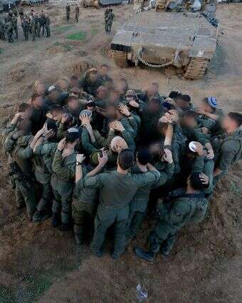 לוחמי גבעתי ברגע של תפילה לפני כניסה ללחימה בעזה | אורן כהן