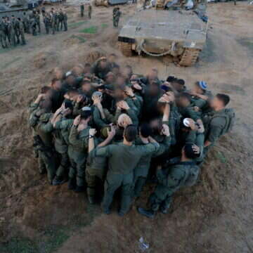 לוחמי גבעתי ברגע של תפילה לפני כניסה ללחימה בעזה | אורן כהן