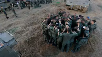 לוחמי גבעתי ברגע של תפילה לפני כניסה ללחימה בעזה | אורן כהן