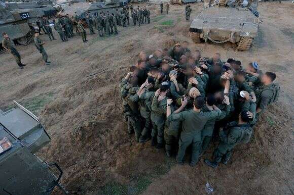 לוחמי גבעתי ברגע של תפילה לפני כניסה ללחימה בעזה | אורן כהן לוחמי גבעתי ברגע של תפילה לפני כניסה ללחימה בעזה | אורן כהן