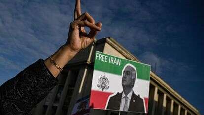 מפגינים מציגים דיוקן של השאה לשעבר של איראן במהלך עצרת "מצעד למען איראן" לתמיכה בעם האיראני, בה כינסו תומכי המלוכה ותומכי בנו של השאה האחרון של איראן, מוחמד רזא פהלווי, בכיכר ויקטור הוגו בפריז | ג'וליאן דה רוזה / AFP מפגינים מציגים דיוקן של השאה לשעבר של איראן במהלך עצרת "מצעד למען איראן" לתמיכה בעם האיראני, בה כינסו תומכי המלוכה ותומכי בנו של השאה האחרון של איראן, מוחמד רזא פהלווי, בכיכר ויקטור הוגו בפריז | ג'וליאן דה רוזה / AFP