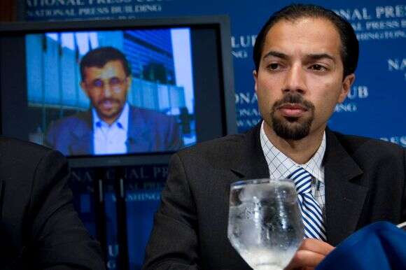 טריטה פרסי מאזין לנשיא איראן מחמוד אחמדינג'אד באמצעות שיחת וידאו מניו יורק במועדון העיתונות הלאומי בוושינגטון. אחמדינג'אד היה בניו יורק כדי להשתתף בעצרת הכללית של האומות המאוחדות | AP Photo/Manuel Balce Ceneta