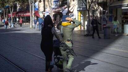 לוחם צה"ל נושא את בנו, כשלצידו רעייתו. אילוסטרציה | חיים גולדברג, פלאש 90 לוחם צה"ל נושא את בנו, כשלצידו רעייתו. אילוסטרציה | חיים גולדברג, פלאש 90