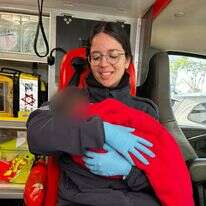 החובשת שירה סימן טוב כהן עם הפעוט | דוברות מד"א