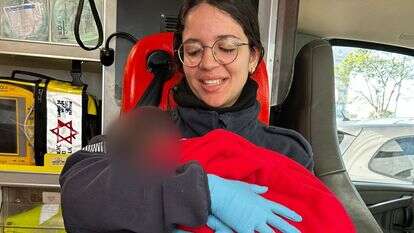 החובשת שירה סימן טוב כהן עם הפעוט | דוברות מד"א