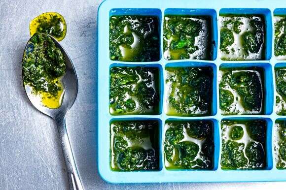 טחנו בזיליקום לעיסה והכניסו למקפיא לשימוש מאוחר יותר | סקוט סוצ'מן עבור הוושינגטון פוסט