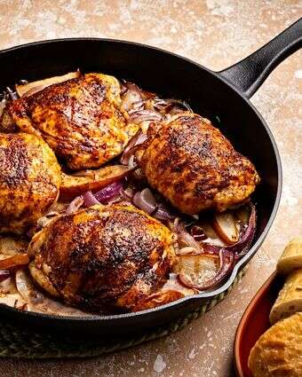 ירכי עוף אפויות בגאראם מסאלה עם אגסים | סקוט סוצ'מן עבור הוושינגטון פוסט ירכי עוף אפויות בגאראם מסאלה עם אגסים | סקוט סוצ'מן עבור הוושינגטון פוסט