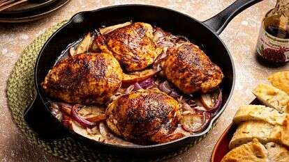 ירכי עוף אפויות בגאראם מסאלה עם אגסים | סקוט סוצ'מן עבור הוושינגטון פוסט