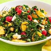 סלט קייל עם ויניגרט רוטב ליים-חריף | ריי לופז, סטיילינג: ליסה צ'רקסקי, הוושינגטון פוסט סלט קייל עם ויניגרט רוטב ליים-חריף | ריי לופז, סטיילינג: ליסה צ'רקסקי, הוושינגטון פוסט