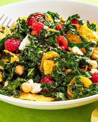 סלט קייל עם ויניגרט רוטב ליים-חריף | ריי לופז, סטיילינג: ליסה צ'רקסקי, הוושינגטון פוסט