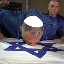 איציק גואילי מנשק את ארון בנו | דוברות המשטרה איציק גואילי מנשק את ארון בנו | דוברות המשטרה