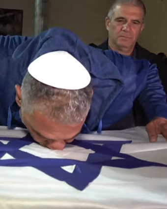 איציק גואילי מנשק את ארון בנו | דוברות המשטרה