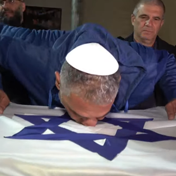 איציק גואילי מנשק את ארון בנו | דוברות המשטרה איציק גואילי מנשק את ארון בנו | דוברות המשטרה