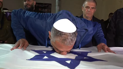 איציק גואילי מנשק את ארון בנו | דוברות המשטרה