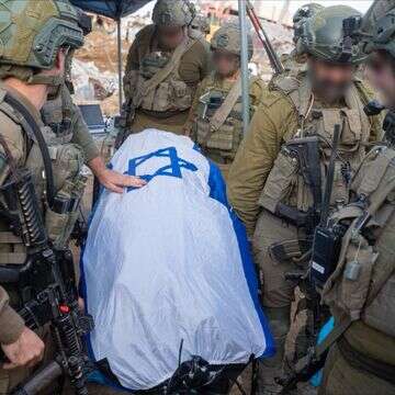 גופתו של רס"ל רן גואילי הי"ד מכוסה בדגל ישראל | דובר צה"ל