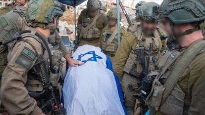 גופתו של רס"ל רן גואילי הי"ד מכוסה בדגל ישראל | דובר צה"ל