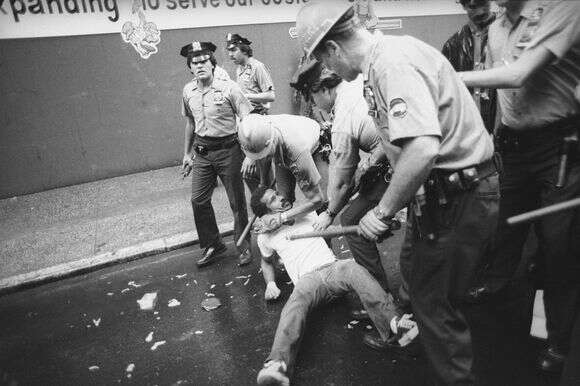 שוטרים בניו יורק תופסים חשוד בפשע בשנות ה-80 | AP