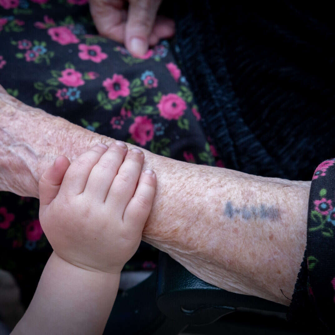 ניצולת השואה, רחל הרצל בת 96, אוחזת בדוד נחמן, כמעט בן שנה, דור חמישי | חיים גולדברג - פלאש 90