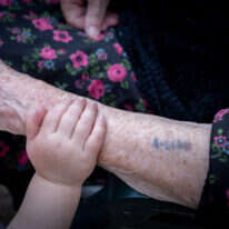 ניצולת השואה, רחל הרצל בת 96, אוחזת בדוד נחמן, כמעט בן שנה, דור חמישי | חיים גולדברג - פלאש 90