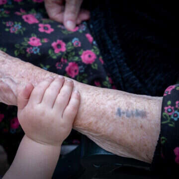 ניצולת השואה, רחל הרצל בת 96, אוחזת בדוד נחמן, כמעט בן שנה, דור חמישי | חיים גולדברג - פלאש 90 ניצולת השואה, רחל הרצל בת 96, אוחזת בדוד נחמן, כמעט בן שנה, דור חמישי | חיים גולדברג - פלאש 90