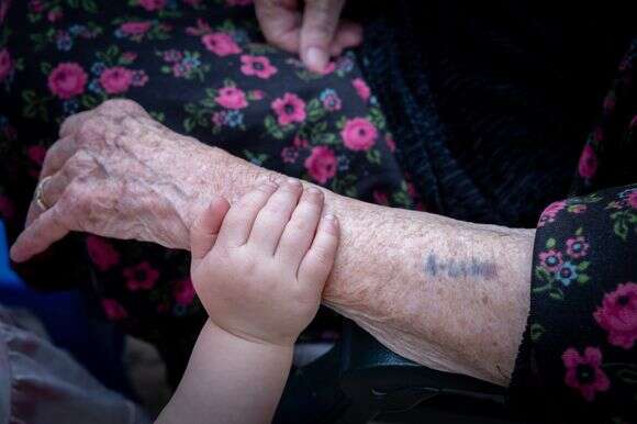 ניצולת השואה, רחל הרצל בת 96, אוחזת בדוד נחמן, כמעט בן שנה, דור חמישי | חיים גולדברג, פלאש 90