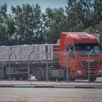 משאית סיוע הומניטרי עוברת לרצועת עזה במעבר כרם שלום | פלאש 90