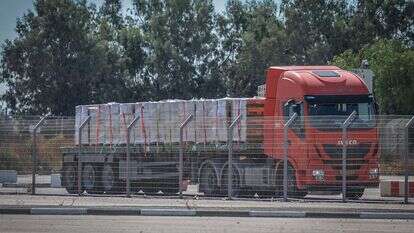 משאית סיוע הומניטרי עוברת לרצועת עזה במעבר כרם שלום | פלאש 90