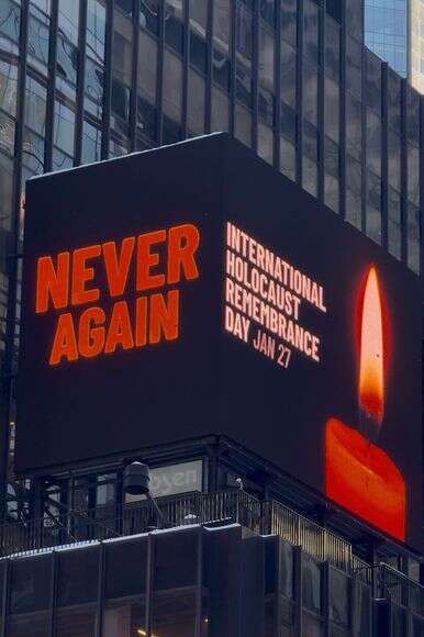 שלט החוצות בטיימס סקוור, כחלק מקמפיין יום השואה הבינלאומי | הקונסוליה הישראלית בניו יורק