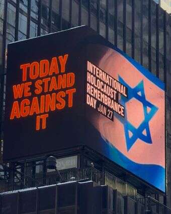 שלט החוצות בטיימס סקוור, כחלק מקמפיין יום השואה הבינלאומי | הקונסוליה הישראלית בניו יורק