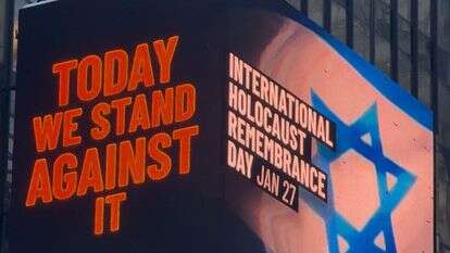 שלט החוצות בטיימס סקוור, כחלק מקמפיין יום השואה הבינלאומי | הקונסוליה הישראלית בניו יורק